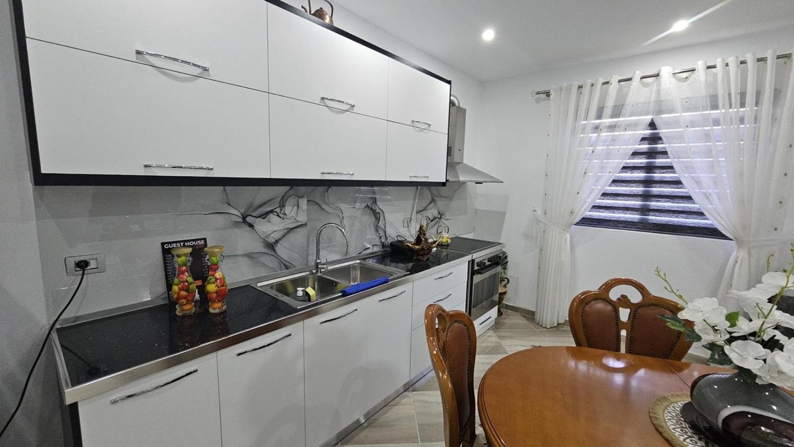 Guesthouse Albi بيرات المظهر الخارجي الصورة